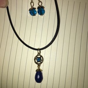 🆕Gorgeous blue pendant w earrings NWT